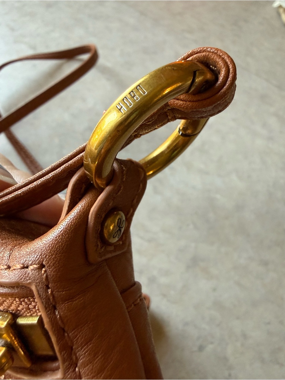Hobo Run About Crossbody Handbag Warm Honey Pebbled Leather - Picture 5 of 7